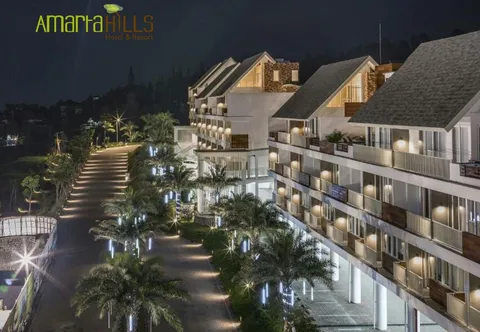 Amartahills Hotel and Resort Batu tampak bangunan hotel dan area rooftop dengan pemandangan